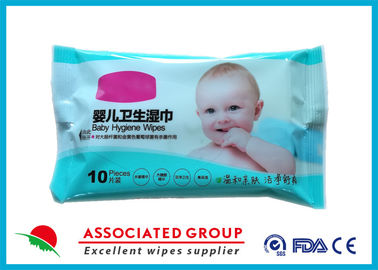 O bebê anti-bacteriano da água limpa o pacote pequeno com os ingredientes da planta de feijão de soja